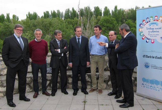 Miembros de la patronal, sindicatos, Junta y CES durante una jornada