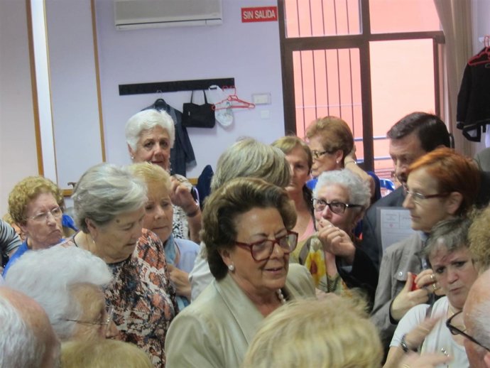 Barberá visita el centro de mayores de Malilla