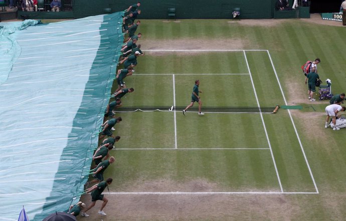 La lluvia detiene la final de Wimbledon entre Federer y Murray