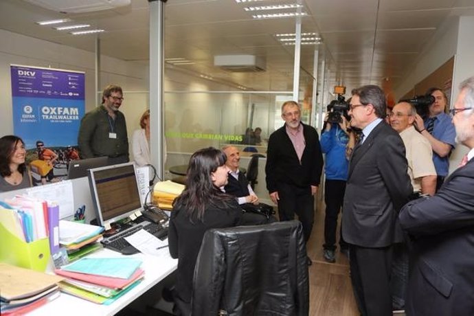 Artur Mas visita la sede de Intermon Oxfam