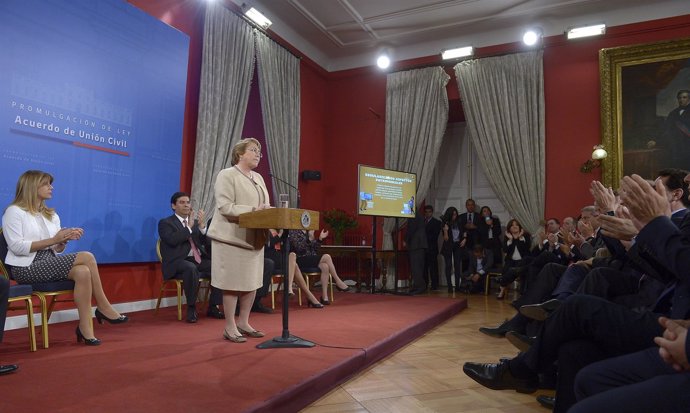 La presidenta de Chile, Bachelet, promulga la ley de Acuerdo de Unión Civil