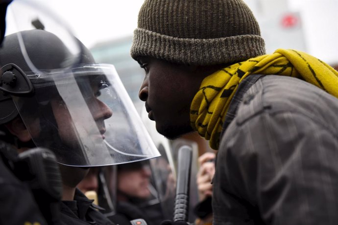 Un manifestante se enfrenta a un policía en Baltimore