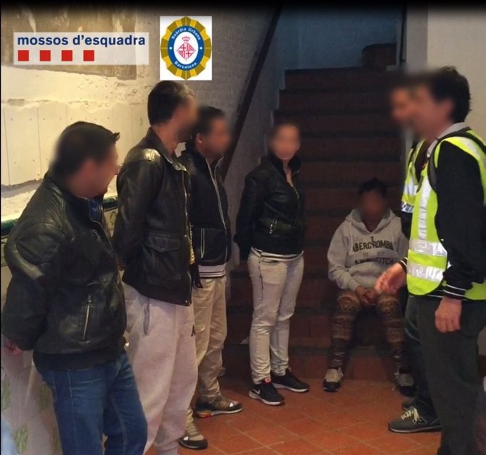 Cinco detenidos en Barcelona por retener y obligar a prostituirse a una chica
