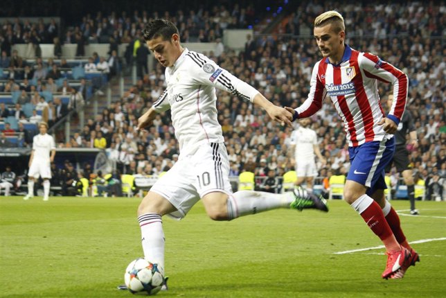 James disputando un balón con Griezmann