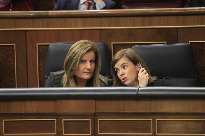 Fátima Báñez y Soraya Sáenz de Santamaría en el Congreso