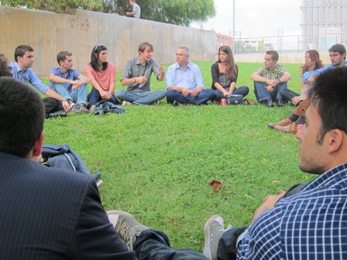 Acto de Pere Navarro (PSC) con estudiantes Erasmus