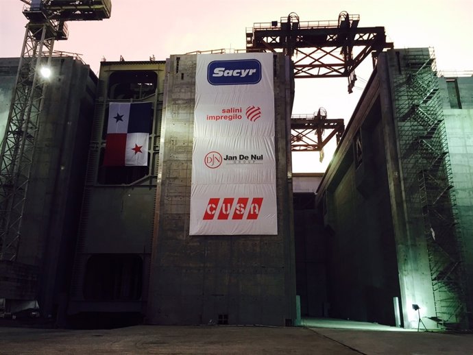 Colocación de la última compuerta del Canal