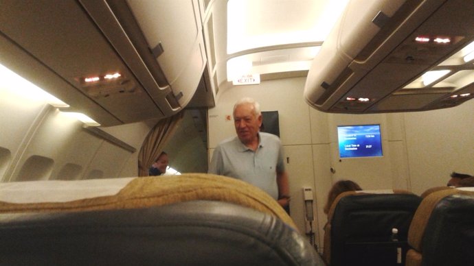 El ministro Margallo, en el avión con 44 españoles evacuados de Nepal
