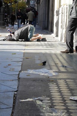 Pobreza, pobre, indigente, mendigo, sin techo, persona pidiendo en la calle