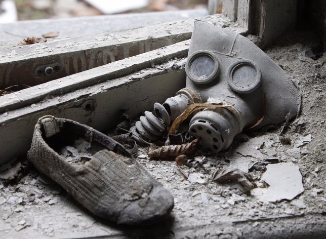 Máscara de gas y un zapato infantil en una guardería cerca de Chernobyl