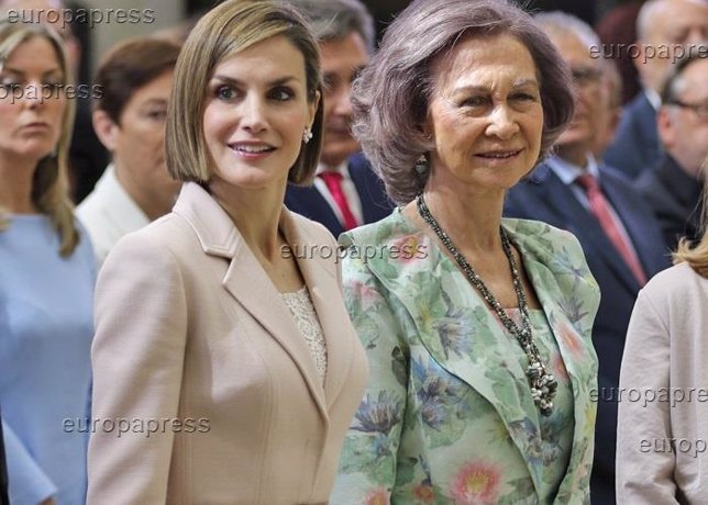 Reina Letizia con Reina Sofía en la entrega de los Premios Reina Sofía 2014