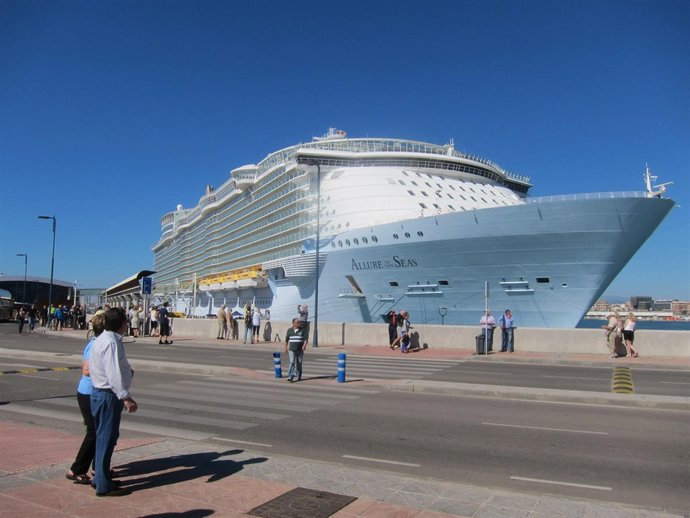 El buque Allure of the Seas en su visita al puerto málaga prime puerto europeo