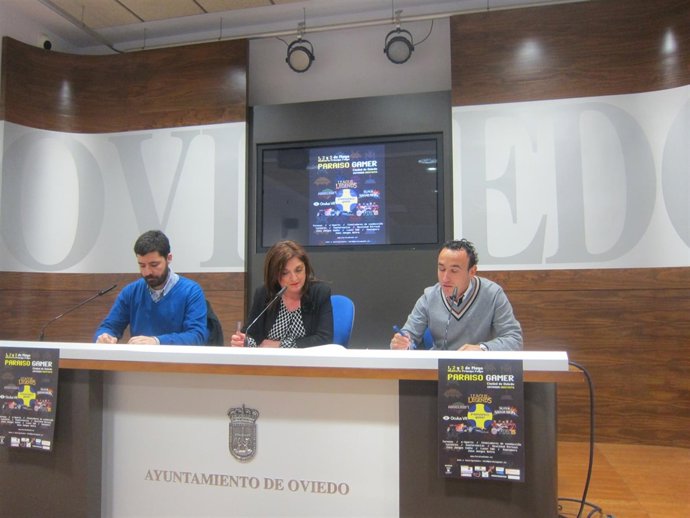 La concejala Belen Fernández con los organizadores de 'Paraíso Gamer'.