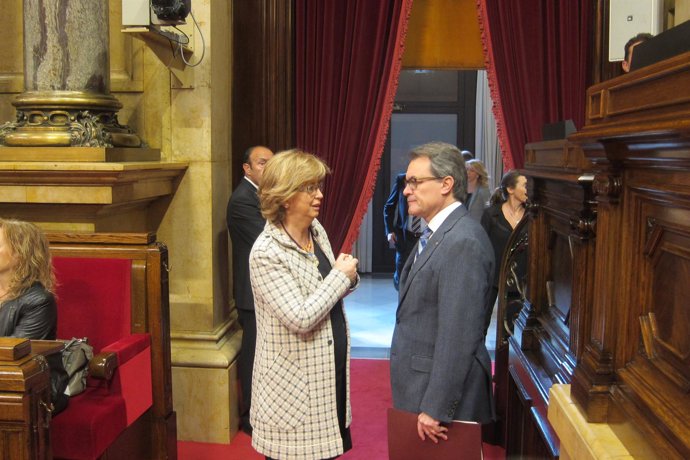 La consellera Irene Rigau y el pte. Artur Mas en el pleno del Parlament