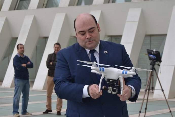 El alcalde de Oviedo, Agustín Iglesias Caunedo, probando un drone