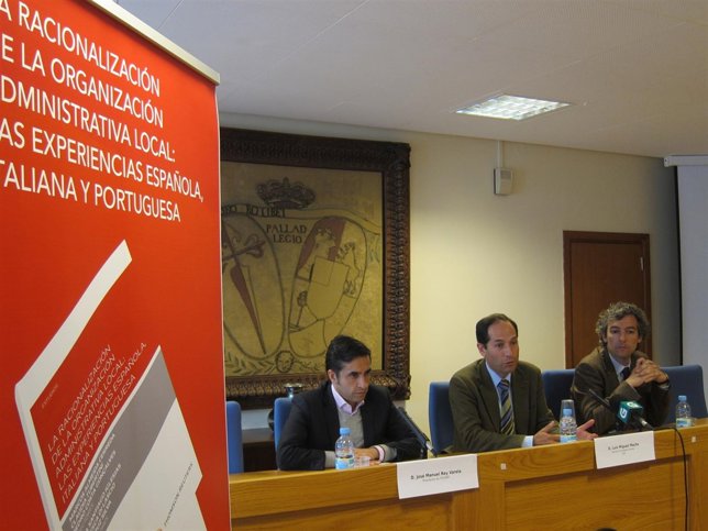 El presidente de la Fegamp, con el decano y un profesor de Derecho