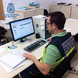 Un policía comprueba las contrataciones de una empresa ficticia