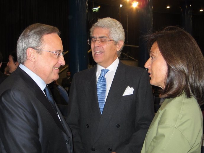 Florentino Pérez con los dos nuevos consejeros, antes de la junta
