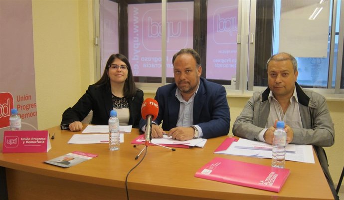 Eva María García, Bernardo Velasco y Antonio Cruz en la sede del partido 