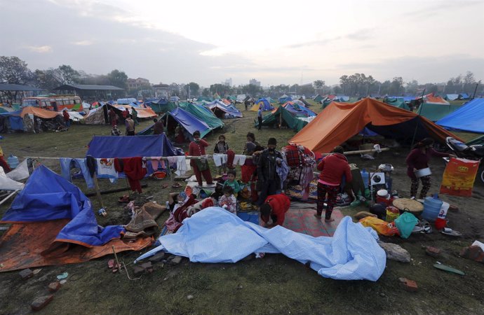 Campamento improvisado de supervivientes del terremoto Katmandú
