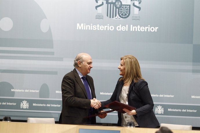 Jorge Fernández Díaz y Fátima Báñez firman un convenio contra el fraude
