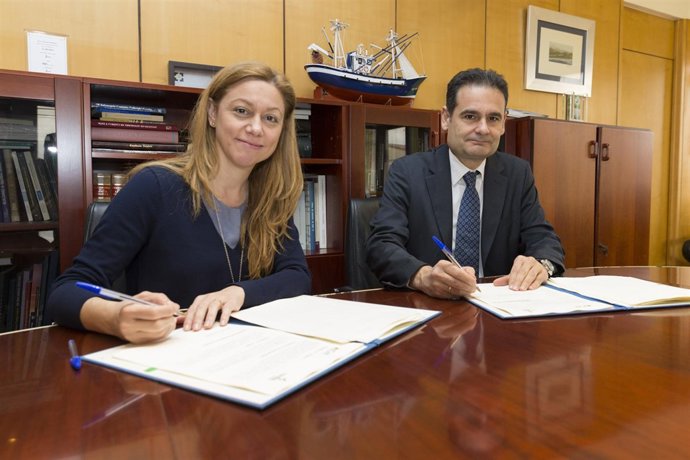 La consejera de Economía firma el convenio con Cajaviva Caja Rural