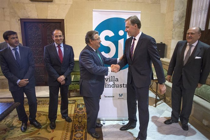  Zoido, Con Los Miembros De Sevilla Industrial