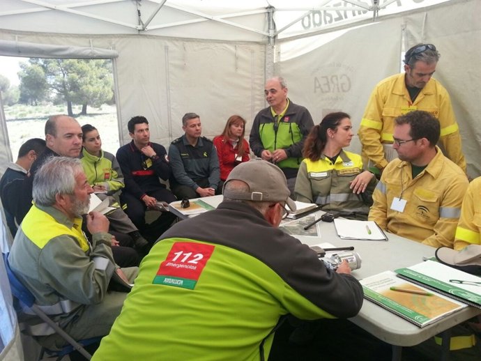Reunión del equipo de evaluación durante el simulacro