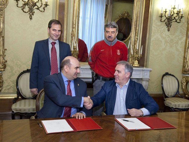 El consejero Morrás y el alcalde Irisarri se dan la mano.