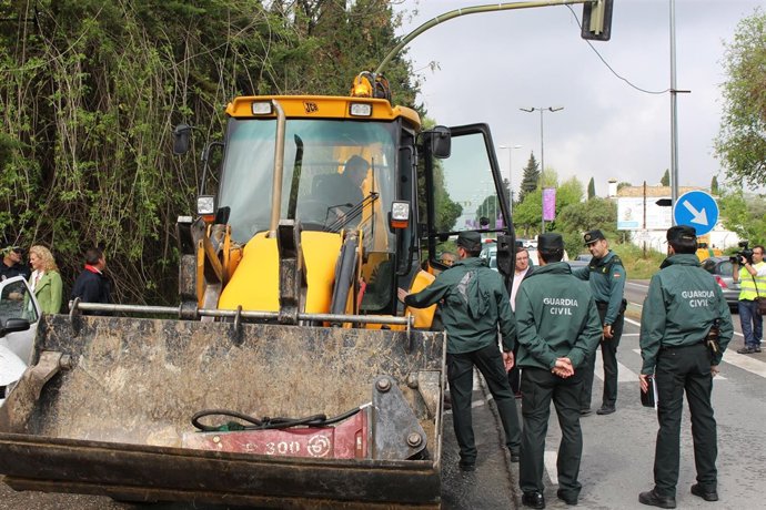 La Guardia Civil aborta la retirada del semáforo.