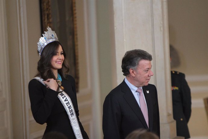 Paulina Vega Dieppa-Miss Universo con Juan Manuel Santos