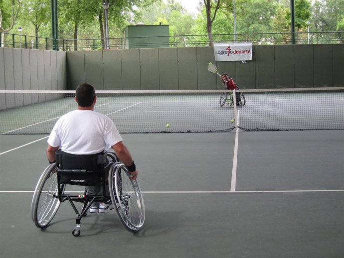 Partido de tenis en silla de ruedas