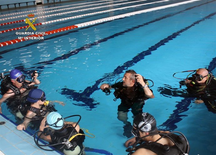 Imagen del bautismo de buceo de la Guardia Civil