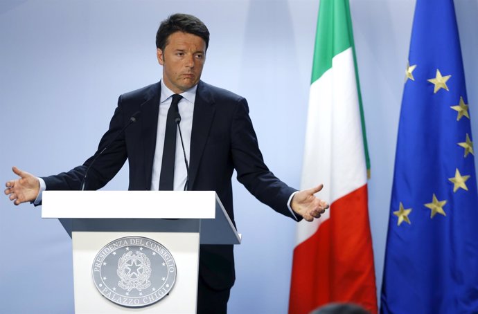 El primer ministro de Italia, Matteo Renzi, asiste a una reunión en Bruselas