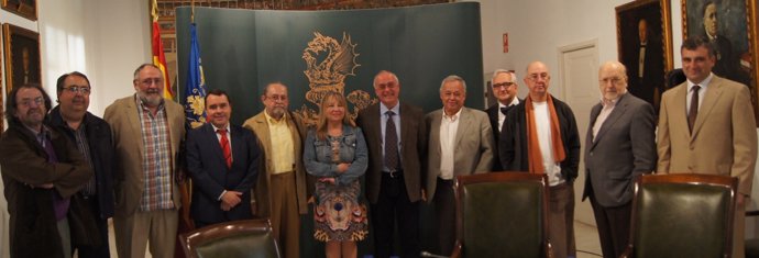 Puchalt con los miembros del jurado de los premios 'Valencia'             
