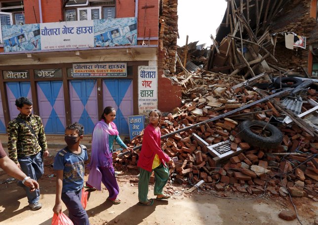 Personas ante escombros por terremoto en Sangachowk, Nepal