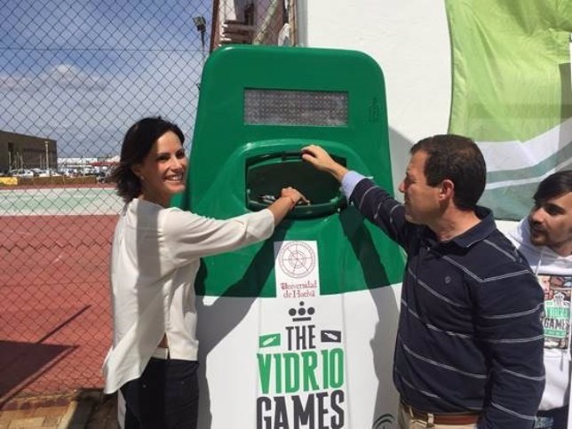 Ecovidrio presenta una campaña de reciclaje en la UHU. 