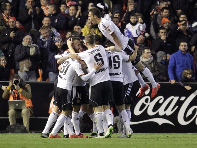 El Valencia celebra en grupo un gol en su estadio