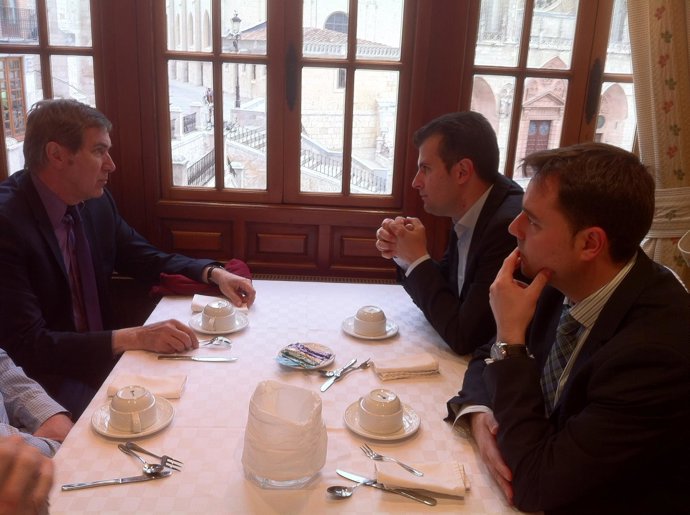 Reunión de Luis Tudanca y Daniel de la Rosa con el ex director del hospital CHSF