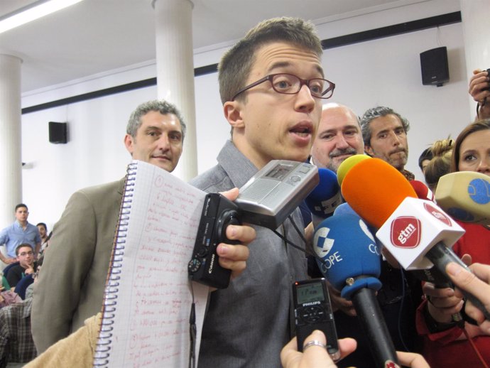 Errejón (Podemos) en un contacto con los medios en Murcia