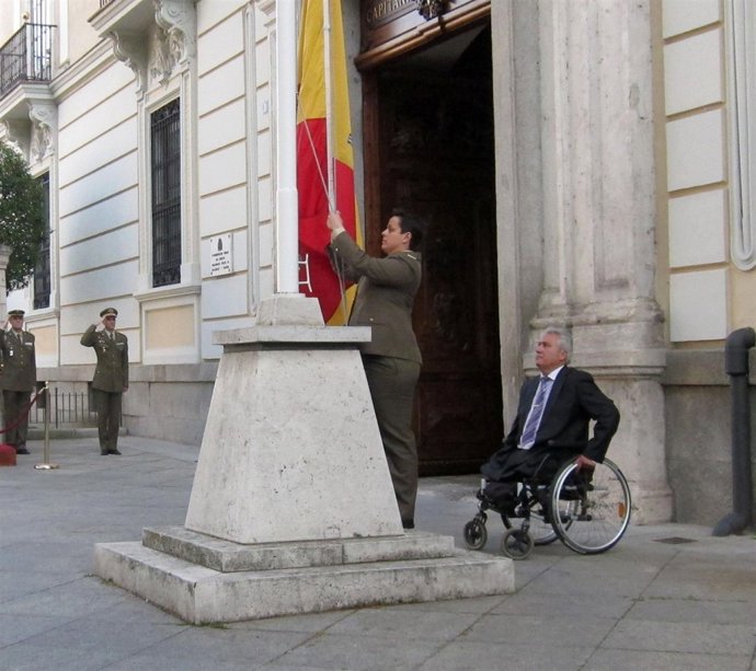El presidente de la AVT de CyL, Juan José Aliste, en el arriado de la bandera