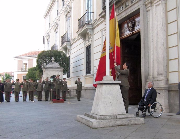 Arriado de bandera con el presidente de la AVT de CyL, Juan José Aliste