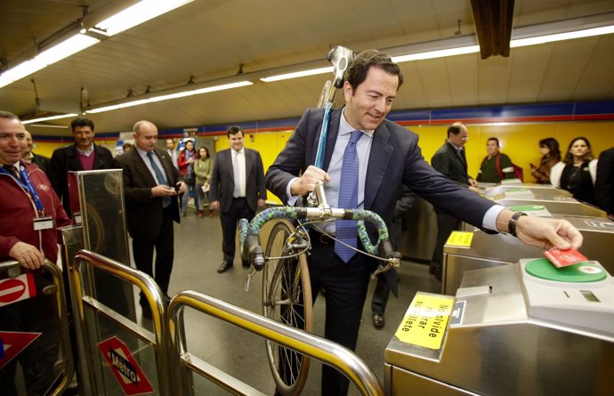 Cavero accede al Metro con bicicleta