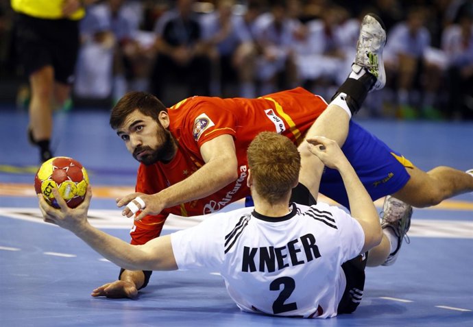 Jorge Maqueda pelea un balón contra Alemania en el Mundial de Balonmano