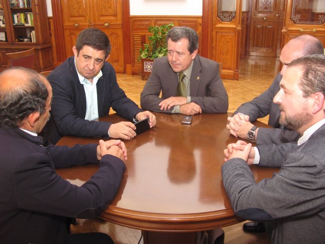 El presidente de la Diputación y la junta directiva del Linares Deportivo