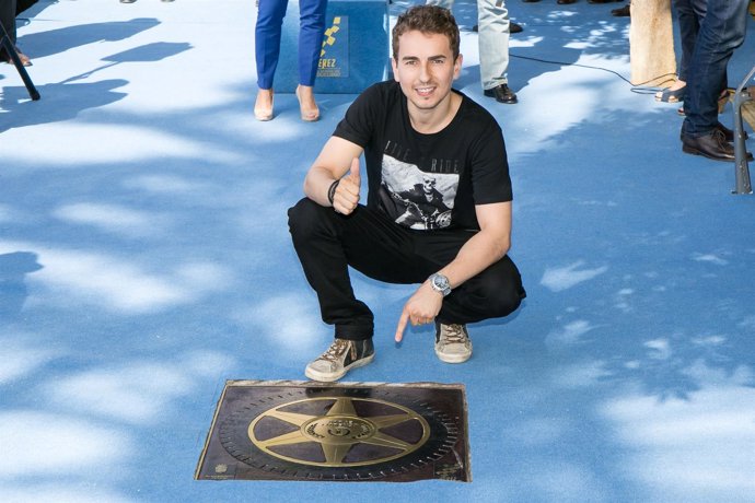 Jorge Lorenzo posa con en el Paseo de la Fama de Jerez con su estrella