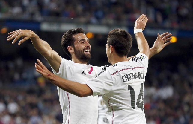 Arbeloa y Chicharito celebran el triunfo ante el Almería