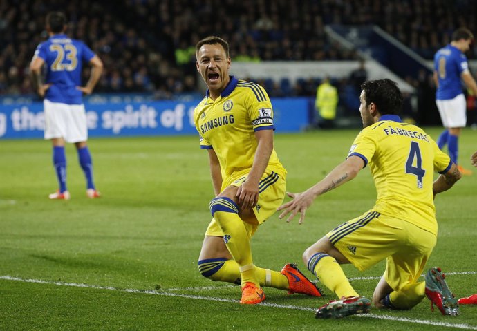 Terry y Cesc Fábregas celebran un gol del Chelsea