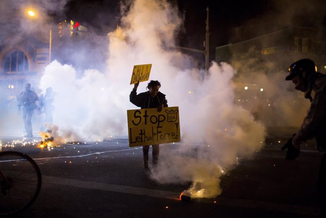 En Baltimore un protestante sostiene una pancarta