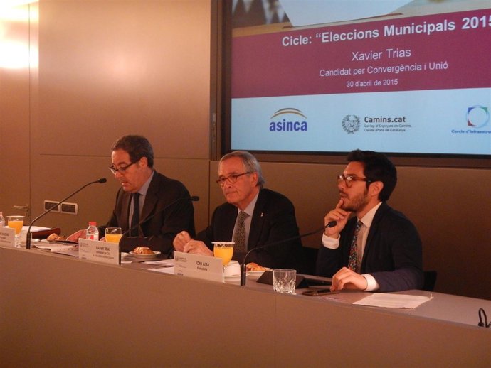 Pere Macies(CiU), el alcalde  Xavier Trias y el periodista Toni Aira